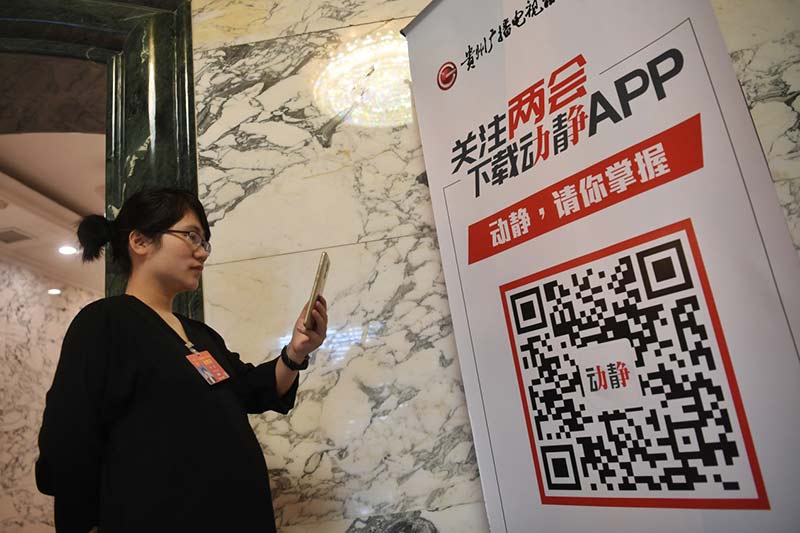 Hua Qian tiene la costumbre de escanear los códigos QR cuando se encuentra uno tras su experiencia de once a?os en el sector del comercio electrónico, el 4 de marzo de 2019. Foto: Diario del Pueblo