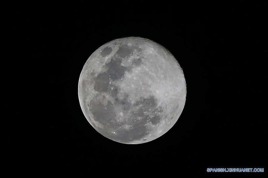 Vista de la Superluna sobre Quezon, Filipinas