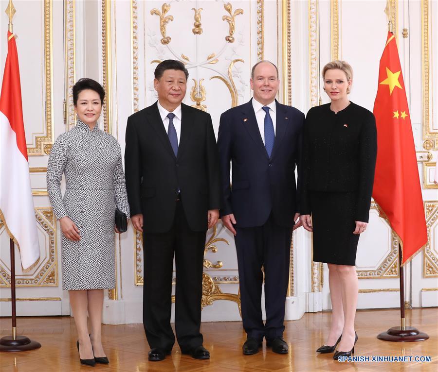 El presidente chino, Xi Jinping (2-i) y su esposa Peng Liyuan (i), posan para una fotografía grupal con el príncipe Alberto II (2-d), jefe de Estado del Principado de Mónaco y su esposa, princesa Charlene, en Mónaco, el 24 de marzo de 2019. Xi sostuvo conversaciones con el príncipe Alberto II el domingo en Mónaco. (Xinhua/Ju Peng)