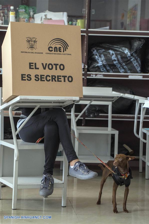 Una persona emite su voto en el colegio San Vicente de Paúl, en Quito, capital de Ecuador, el 24 de marzo de 2019. Los colegios electorales abrieron este domingo a las 07:00 hora local (12:00 GMT) en Ecuador para elegir a autoridades de Gobiernos locales y a los miembros del Consejo de Participación Ciudadana y Control Social (CPCCS). (Xinhua/Santiago Armas)