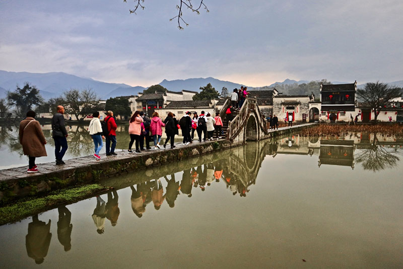 Hongcun, en Huangshan, provincia de Anhui, es un sitio muy famoso debido a su impecable arquitectura tradicional. Además, este pueblo es Patrimonio de la Humanidad UNESCO. Anhui , 20 de marzo del 2019. [Foto: Zhu Lixin/ Chinadaily.com.cn] 