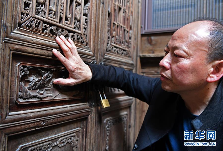 Yu Youhong revisa los detalles de un antiguo edificio de la aldea Zhangcun, Wuyuan, provincia de Jiangxi, 19 de marzo del 2019. (Foto: Xinhua)