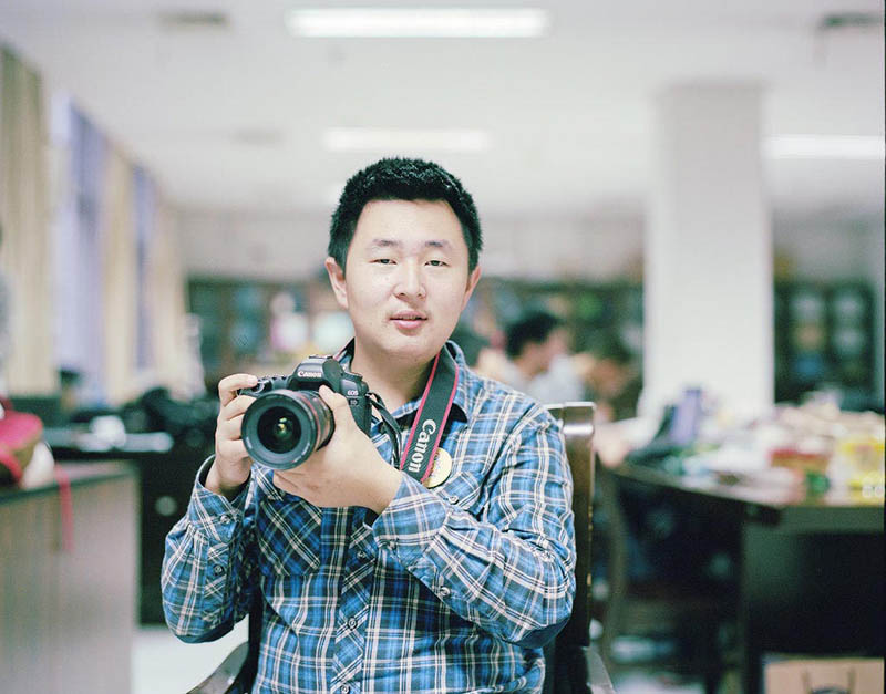 Wang Tiancheng, de 24 a?os, ha hecho más de 100.000 fotos de trenes en casi 30 países y regiones de todo el mundo. [Foto provista a chinadaily.com.cn]