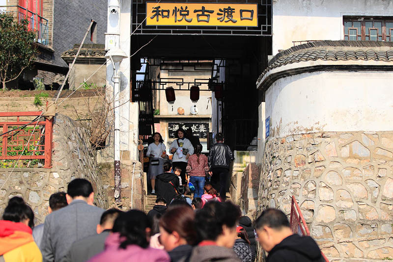 Dos mujeres bajan a un ferry en Datong, una antigua ciudad en la orilla oriental del río Yangtze en Tongling, provincia de Anhui, el 25 de marzo de 2019. [Foto de Zhu Lixin / chinadaily.com.cn]