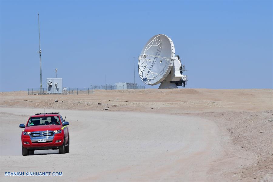 SAN PEDRO DE ATACAMA, 3 abril, 2019 (Xinhua) -- Imagen del 27 de marzo de 2019, de un científico trabajando en el Observatorio Atacama Large Millimeter Array (ALMA), en el Llano de Chajnantor, ubicada a 5,000 metros de altura sobre el llano de Chajnantor, en San Pedro de Atacama, en la Región de Antofagasta, Chile. En el desierto chileno de Atacama, el más árido del mundo y a más de 5.000 metros de altura sobre el nivel del mar se encuentra el observatorio ALMA, un conjunto de 66 antenas que transformó a Chile en los ojos de la Tierra. (Xinhua/Jorge Villegas)