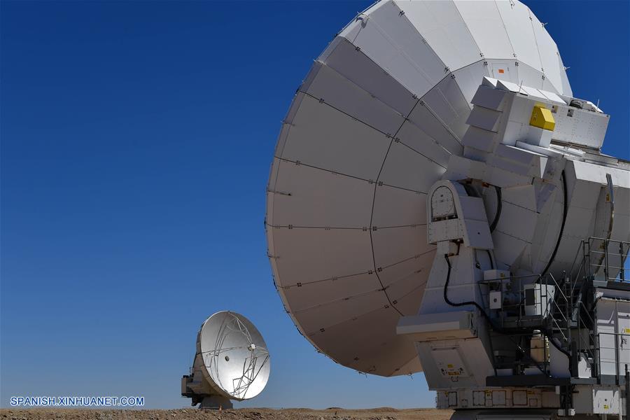 SAN PEDRO DE ATACAMA, 3 abril, 2019 (Xinhua) -- Imagen del 27 de marzo de 2019, de un científico trabajando en el Observatorio Atacama Large Millimeter Array (ALMA), en el Llano de Chajnantor, ubicada a 5,000 metros de altura sobre el llano de Chajnantor, en San Pedro de Atacama, en la Región de Antofagasta, Chile. En el desierto chileno de Atacama, el más árido del mundo y a más de 5.000 metros de altura sobre el nivel del mar se encuentra el observatorio ALMA, un conjunto de 66 antenas que transformó a Chile en los ojos de la Tierra. (Xinhua/Jorge Villegas)