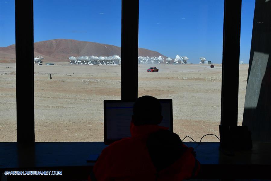 SAN PEDRO DE ATACAMA, 3 abril, 2019 (Xinhua) -- Imagen del 27 de marzo de 2019, de un científico trabajando en el Observatorio Atacama Large Millimeter Array (ALMA), en el Llano de Chajnantor, ubicada a 5,000 metros de altura sobre el llano de Chajnantor, en San Pedro de Atacama, en la Región de Antofagasta, Chile. En el desierto chileno de Atacama, el más árido del mundo y a más de 5.000 metros de altura sobre el nivel del mar se encuentra el observatorio ALMA, un conjunto de 66 antenas que transformó a Chile en los ojos de la Tierra. (Xinhua/Jorge Villegas)