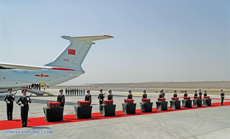 SHENYANG, 3 abril, 2019 (Xinhua) -- Soldados permanecen en posición firme junto a los féretros que contienen los restos de los soldados chinos de los Voluntarios del Pueblo Chino (VPCh) fallecidos en la Guerra de Corea (1950-1953), en el Aeropuerto Internacional Taoxian, en Shenyang, capital de la provincia de Liaoning, en el noreste de China, el 3 de abril de 2019. Los restos de 10 soldados chinos fallecidos en la Guerra de Corea (1950-1953) han sido devueltos a China el miércoles desde la República de Corea. (Xinhua/Yang Qing)