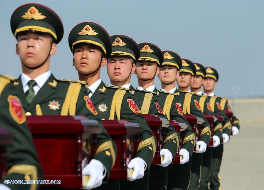 Soldados chinos trasladan a un avión los féretros que contienen los restos de los Voluntarios del Pueblo Chino fallecidos en la Guerra de Corea (1950-1953), durante una ceremonia de transferencia llevada a cabo en el Aeropuerto Internacional de Incheon, en Incheon, República de Corea, el 3 de abril de 2019. Los restos de 10 soldados chinos fallecidos en la Guerra de Corea han sido devueltos a China el miércoles desde la República de Corea. (Xinhua/Wang Jingqiang)