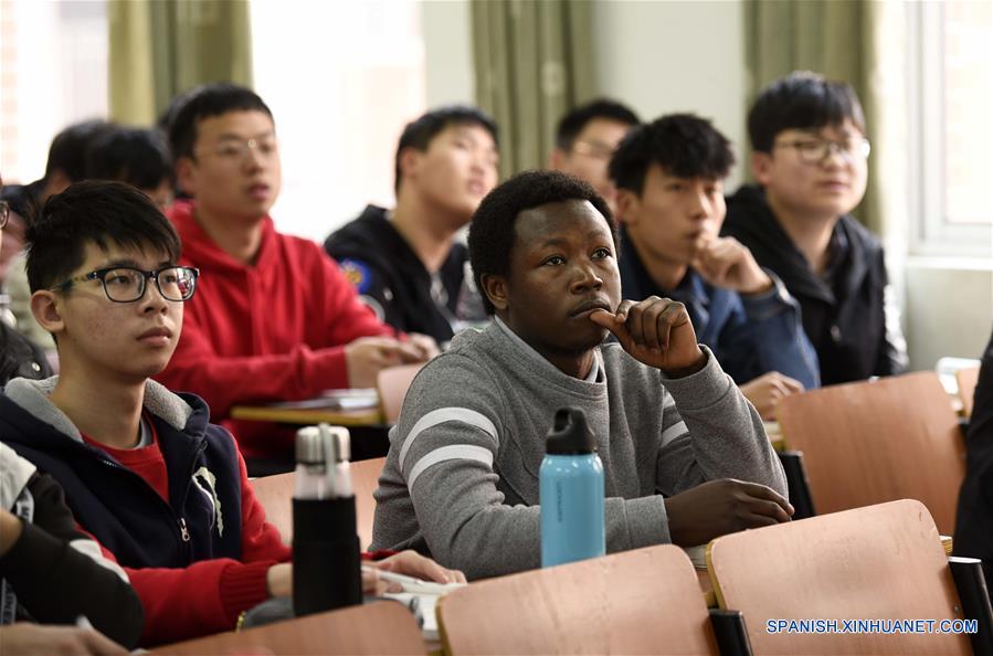 HUNAN, 15 abril, 2019 (Xinhua) -- Imagen del 14 de marzo de 2019, de Mangeh III Fondzenyuy Cedric (d-frente) asistiendo a una clase en la Universidad Agrícola de Hunan, en Changsha, provincia de Hunan, en el centro de China. Cedric, de 25 a?os, es de Camerún. Habiendo siendo testigo de la avanzada ciencia agrícola y tecnología y equipo de las empresas chinas, llegó a China en 2017 y estudió un posgrado con especialización en ingeniería de mecanización agrícola en la Escuela de Ingeniería de la Universidad de Hunan después de completar sus estudios de licenciatura. Cedric estudia principalmente mecanización y automatización agrícola, biología moderna, operación y gestión agrícola moderna, extensión de tecnología y ciencia agrícola y otros cursos profesionales en la universidad. Después de estudiar en China durante dos a?os, Cedric no sólo habla chino con fluidez, sino que también aprendió a operar más de 20 tipos de recursos agrícolas, dominó los métodos de manejo de información agrícola y se está convirtiendo en un talento agrícola moderno interdisciplinario. Cedric dijo que después de regresar a Camerún, aplicará lo que aprendió en China a la producción agrícola de su ciudad natal. Como Cedric, cada vez más estudiantes africanos van a Hunan a estudiar en los últimos a?os, especializándose en agronomía, medicina, administración de empresas, ingeniería civil, etc. Mientras aprendían conocimientos profesionales, sintieron el encanto de la cultura china y profundizaron la amistad con profesores y estudiantes de China. (Xinhua/Li Ga)