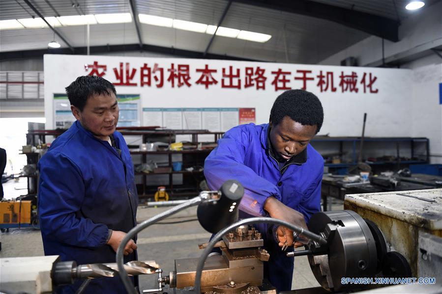 HUNAN, 15 abril, 2019 (Xinhua) -- Imagen del 14 de marzo de 2019, de Mangeh III Fondzenyuy Cedric (d) aprendiendo a usa una máquina, en la Universidad Agrícola de Hunan, en Changsha, provincia de Hunan, en el centro de China. Cedric, de 25 a?os, es de Camerún. Habiendo siendo testigo de la avanzada ciencia agrícola y tecnología y equipo de las empresas chinas, llegó a China en 2017 y estudió un posgrado con especialización en ingeniería de mecanización agrícola en la Escuela de Ingeniería de la Universidad de Hunan después de completar sus estudios de licenciatura. Cedric estudia principalmente mecanización y automatización agrícola, biología moderna, operación y gestión agrícola moderna, extensión de tecnología y ciencia agrícola y otros cursos profesionales en la universidad. Después de estudiar en China durante dos a?os, Cedric no sólo habla chino con fluidez, sino que también aprendió a operar más de 20 tipos de recursos agrícolas, dominó los métodos de manejo de información agrícola y se está convirtiendo en un talento agrícola moderno interdisciplinario. Cedric dijo que después de regresar a Camerún, aplicará lo que aprendió en China a la producción agrícola de su ciudad natal. Como Cedric, cada vez más estudiantes africanos van a Hunan a estudiar en los últimos a?os, especializándose en agronomía, medicina, administración de empresas, ingeniería civil, etc. Mientras aprendían conocimientos profesionales, sintieron el encanto de la cultura china y profundizaron la amistad con profesores y estudiantes de China. (Xinhua/Li Ga)