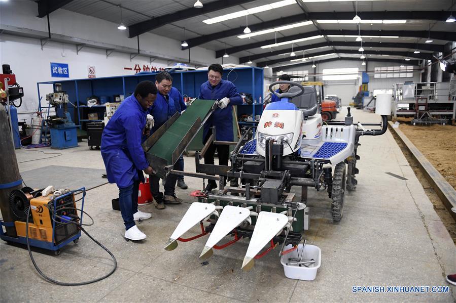  HUNAN, 15 abril, 2019 (Xinhua) -- Imagen del 14 de marzo de 2019, de Mangeh III Fondzenyuy Cedric (i) aprendiendo a reparar una máquina, en la Universidad Agrícola de Hunan, en Changsha, provincia de Hunan, en el centro de China. Cedric, de 25 a?os, es de Camerún. Habiendo siendo testigo de la avanzada ciencia agrícola y tecnología y equipo de las empresas chinas, llegó a China en 2017 y estudió un posgrado con especialización en ingeniería de mecanización agrícola en la Escuela de Ingeniería de la Universidad de Hunan después de completar sus estudios de licenciatura. Cedric estudia principalmente mecanización y automatización agrícola, biología moderna, operación y gestión agrícola moderna, extensión de tecnología y ciencia agrícola y otros cursos profesionales en la universidad. Después de estudiar en China durante dos a?os, Cedric no sólo habla chino con fluidez, sino que también aprendió a operar más de 20 tipos de recursos agrícolas, dominó los métodos de manejo de información agrícola y se está convirtiendo en un talento agrícola moderno interdisciplinario. Cedric dijo que después de regresar a Camerún, aplicará lo que aprendió en China a la producción agrícola de su ciudad natal. Como Cedric, cada vez más estudiantes africanos van a Hunan a estudiar en los últimos a?os, especializándose en agronomía, medicina, administración de empresas, ingeniería civil, etc. Mientras aprendían conocimientos profesionales, sintieron el encanto de la cultura china y profundizaron la amistad con profesores y estudiantes de China. (Xinhua/Li Ga)