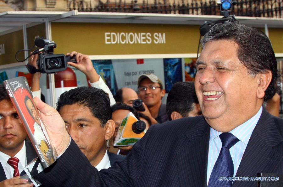 Imagen del 25 de abril de 2011 del presidente peruano, Alan García, reaccionando durante su visita a la Segunda Feria del Libro, instalada en el patio del Palacio de Gobierno, en la ciudad de Lima, capital de Perú. Confirman muerte de ex presidente peruano Alan García. (Xinhua/Luis Camacho)