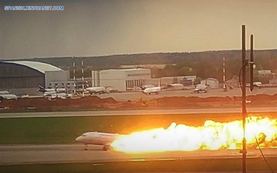 Autoridades rusas confirman 37 supervivientes tras incendio de avión en Moscú