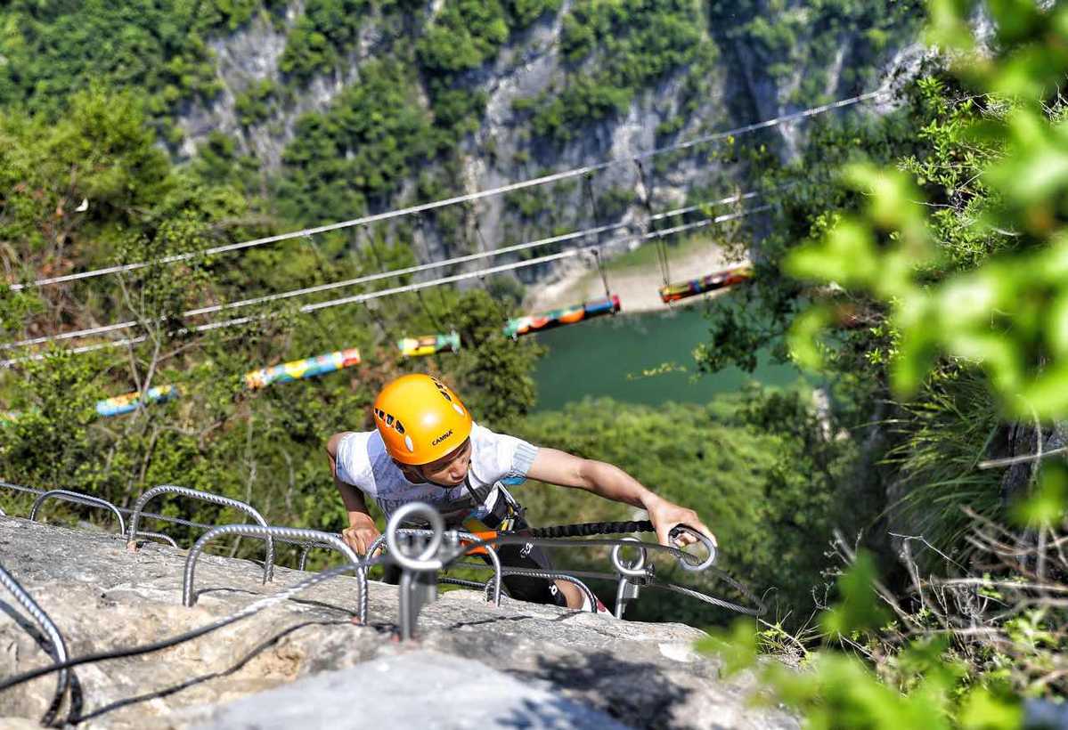 Escalada en un acantilado de 1.000 metros de altura en Chongqing