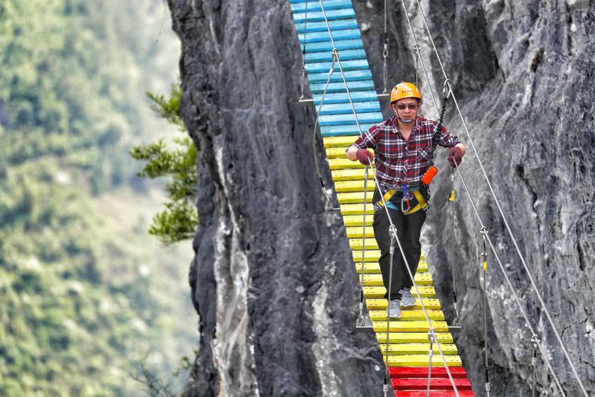 Escalada en un acantilado de 1.000 metros de altura en Chongqing