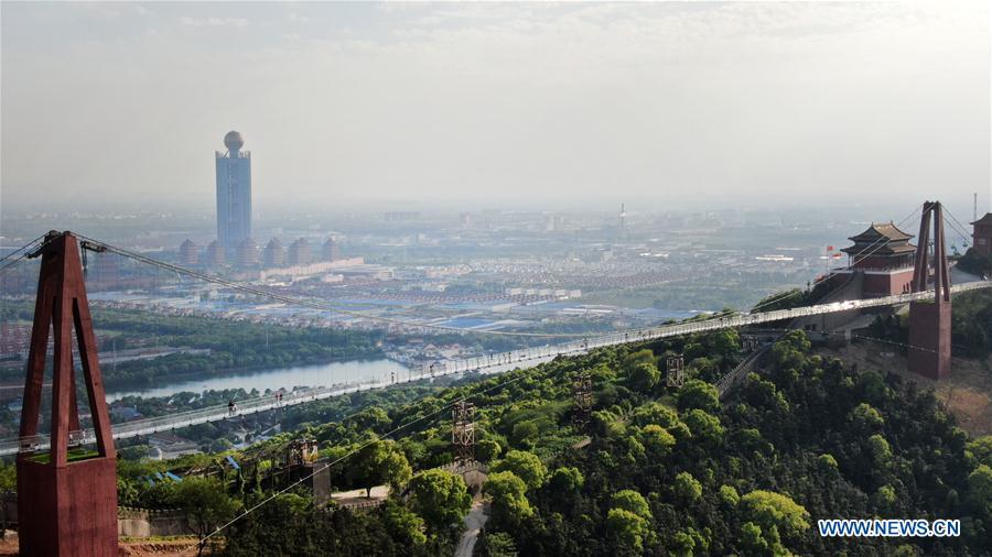 Impresionante puente de cristal en el Parque Internacional de Atracciones de Huanxi