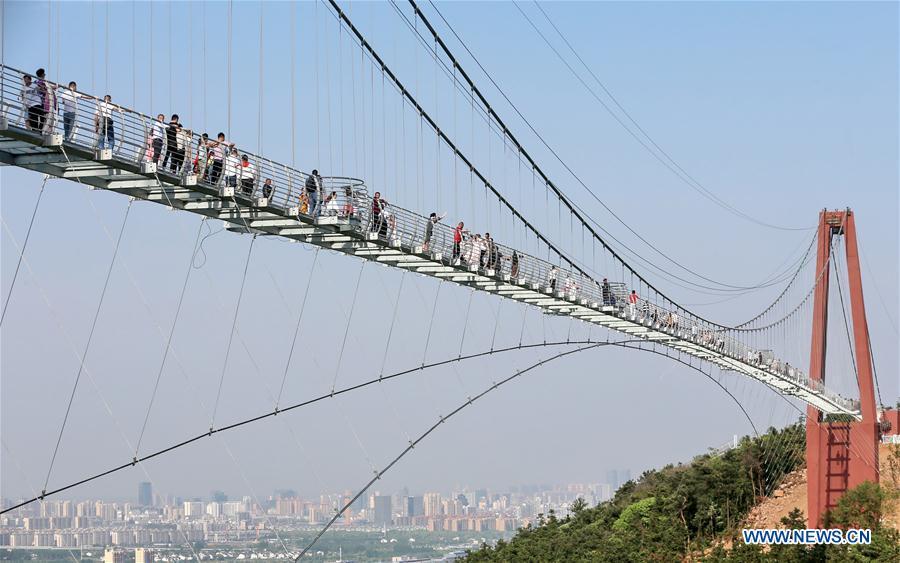 Impresionante puente de cristal en el Parque Internacional de Atracciones de Huanxi