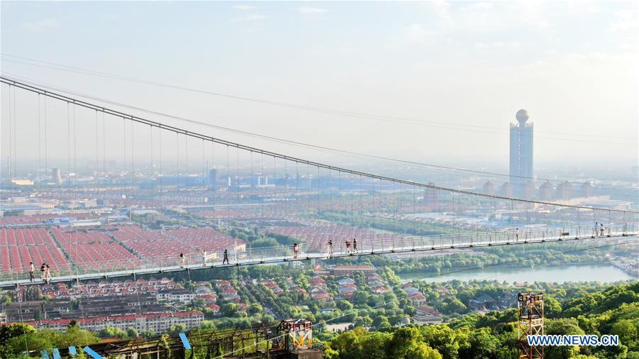 Impresionante puente de cristal en el Parque Internacional de Atracciones de Huanxi