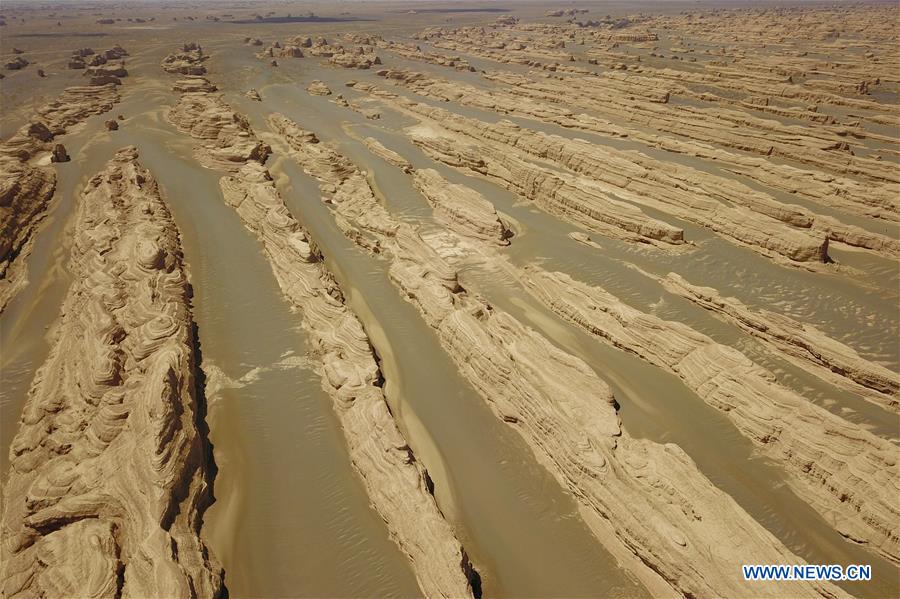 Paisaje del Geoparque Nacional de Yardang en Dunhuang después de la lluvia