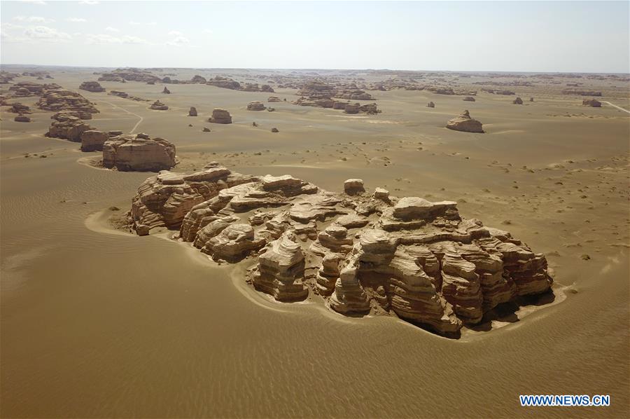 Paisaje del Geoparque Nacional de Yardang en Dunhuang después de la lluvia