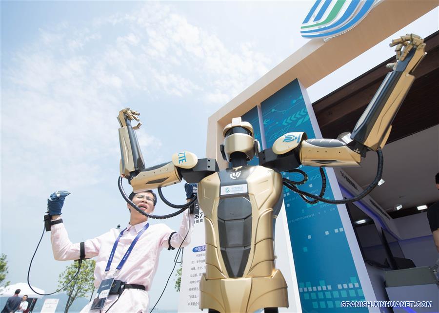 Cumbre de Talentos Económicos Inteligentes y Robotop de China