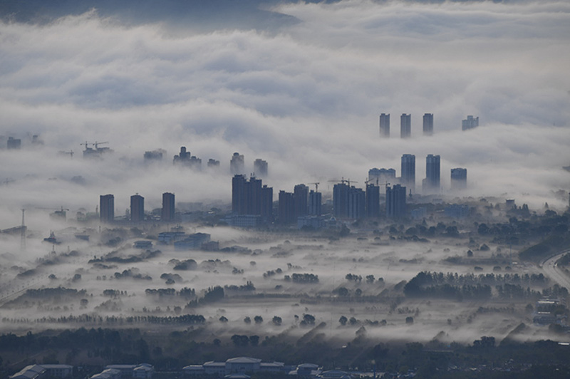 El "castillo en las nubes" aparece en el distrito Kongtong, en Pingliang, provincia de Gansu, el 8 de mayo del 2019. [Foto: Xu Zhenhua/Chinadaily.com.cn]