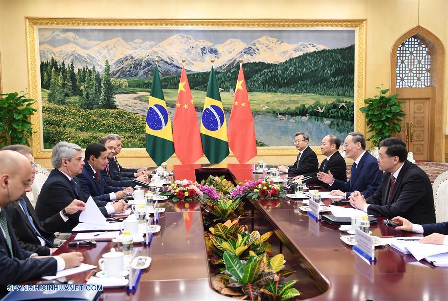 Vicepresidente de China conversa con vicepresidente de Brasil