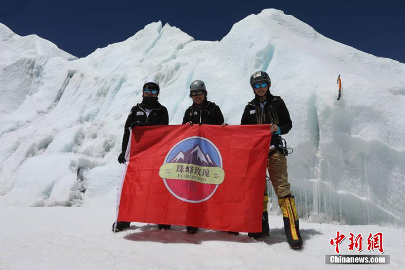 El equipo de monta?ismo femenino chino se fotografía en el Monte Everest, 22 de mayo de 2019. [Foto: chinanews. com]