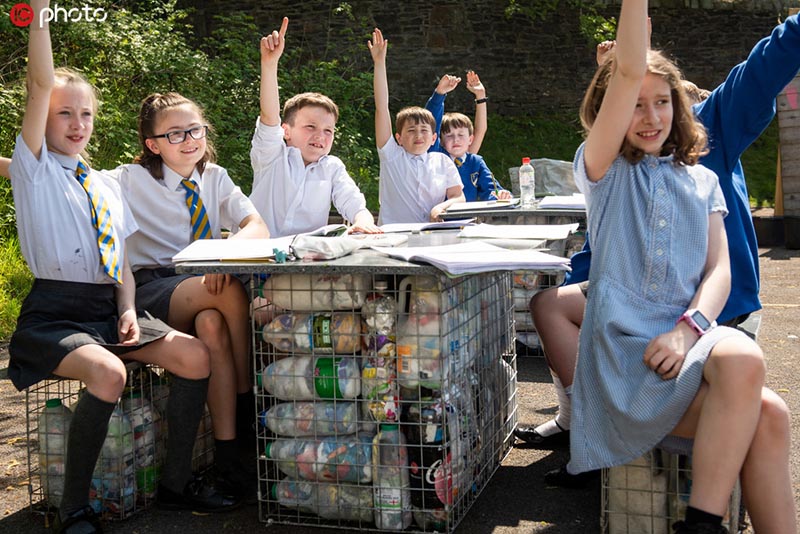 Ni?os construyen un aula reciclada con 3.000 botellas 