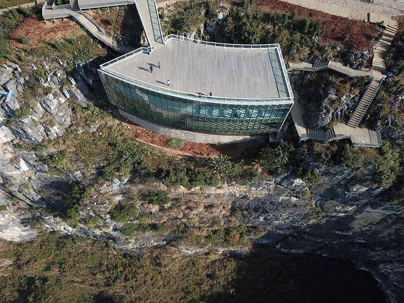 Un museo de arte construido en un acantilado ofrece vistas espectaculares