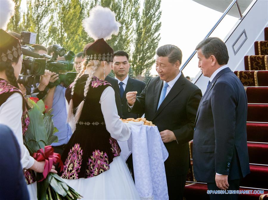 El presidente chino, Xi Jinping, llega a Bishkek, Kirguistán, el 12 de junio de 2019. Jóvenes kirguises ofrecieron flores, pan y miel a Xi como una forma de dar bienvenida al huésped distinguido. Xi llegó el miércoles a Bishkek para realizar una visita de Estado a Kirguistán y para asistir a la 19a reunión del Consejo de Jefes de Estado de la Organización de Cooperación de Shanghai (OCS). (Xinhua/Li Xueren)