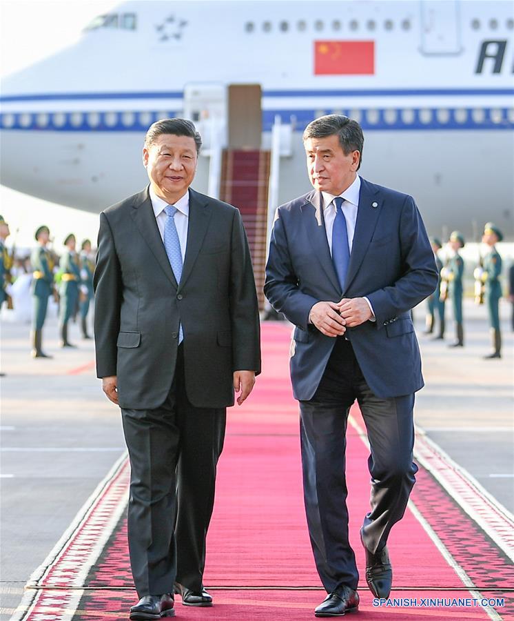 El presidente chino, Xi Jinping, mantiene una charla cordial con su homólogo kirguís, Sooronbay Jeenbekov, a su llegada a Bishkek, Kirguistán, el 12 de junio de 2019. Xi llegó el miércoles a Bishkek para realizar una visita de Estado a Kirguistán y para asistir a la 19a reunión del Consejo de Jefes de Estado de la Organización de Cooperación de Shanghai (OCS). (Xinhua/Xie Huanchi)