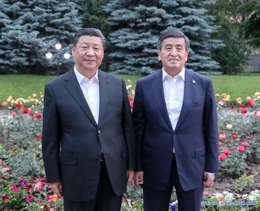 El presidente chino, Xi Jinping, y su homólogo kirguís, Sooronbay Jeenbekov, se reúnen en la residencia presidencial justo después de que el presidente chino llegara a Bishkek, Kirguistán, el 12 de junio de 2019. (Xinhua/Yao Dawei)