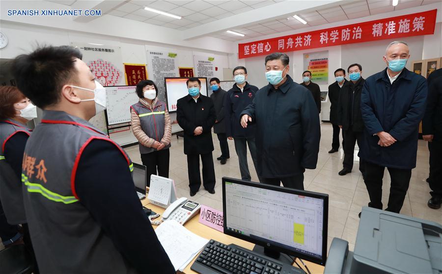 El presidente chino, Xi Jinping, también secretario general del Comité Central del Partido Comunista de China y presidente de la Comisión Militar Central, inspecciona las labores de prevención y control de la neumonía causada por el nuevo coronavirus en Beijing, capital de China, el 10 de febrero de 2020. Xi visitó la comunidad de Anhuali, en el distrito de Chaoyang de Beijing, para conocer sobre la prevención y control de la epidemia en el nivel primario y el suministro de las necesidades diarias. El también extendió sus saludos a los habitantes y trabajadores de la comunidad. (Xinhua/Pang Xinglei)