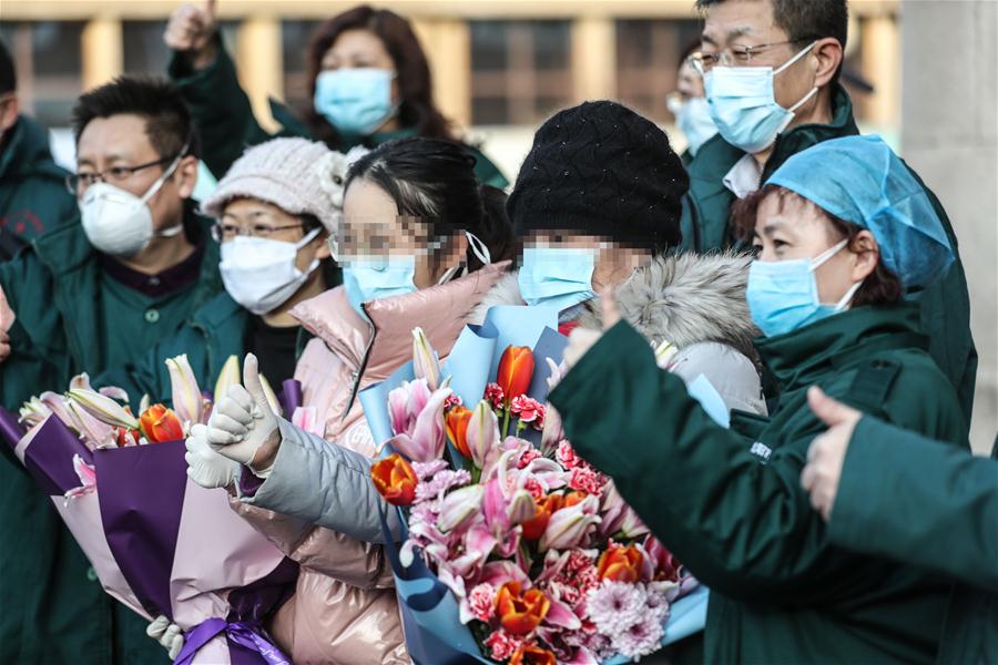 Pacientes curados posan para una foto grupal con especialistas de la salud en el Sexto Hospital del Pueblo de Shenyang, provincia de Liaoning, 9 de febrero del 2020. Este domingo, una mujer y su hija que padecieron neumonía por el nuevo coronavirus fueron curadas y dadas de alta.  [Foto: Xinhua]