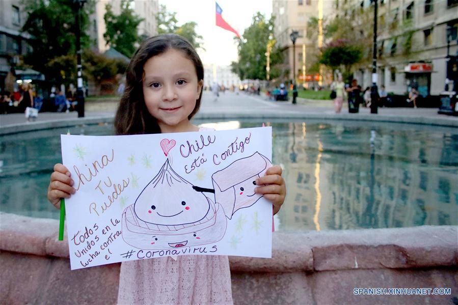 SANTIAGO, 12 febrero, 2020 (Xinhua) -- Danna Suárez, de 5 a?os, muestra un dibujo que ella elaboró en apoyo a la lucha de China contra el nuevo coronavirus, en Santiago, capital de Chile, el 10 de febrero de 2020. (Xinhua/Mario Dávila/AGENCIAUNO)