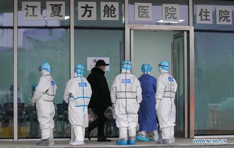 WUHAN, 14 febrero, 2020 (Xinhua) -- Trabajadores médicos reciben a un paciente en el hospital provisional Jiangxia, en Wuhan, ciudad capital de la provincia de Hubei, en el centro de China, el 14 de febrero de 2020. El hospital provisional Jiangxia, un hospital de 400 camas convertido de un centro deportivo al aire libre, comenzó a recibir pacientes con neumonía COVID-19 con síntomas leves el viernes. El hospital es el primer hospital provisional que adoptará principalmente el tratamiento de medicinas tradicionales chinas para curar a los pacientes. (Xinhua/Cheng Min)