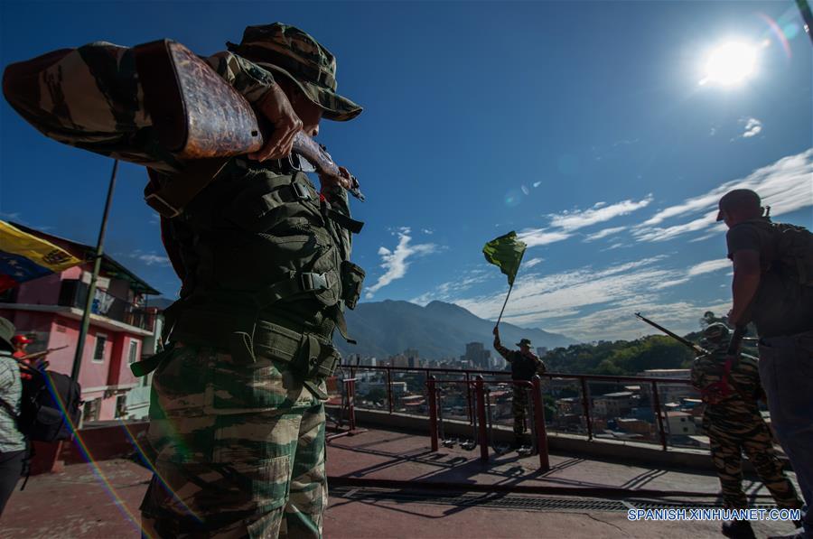 CARACAS, 15 febrero, 2020 (Xinhua) -- Integrantes de la Milicia Nacional Bolivariana participan en los ejercicios militares Escudo Bolivariano 2020, en Caracas, Venezuela, el 15 de febrero de 2020. Efectivos de todos los componentes de la Fuerza Armada Nacional Bolivariana realizaron el sábado un despliegue especial en todas las ciudades venezolanas para la ejecución de los ejercicios militares denominados Escudo Bolivariano 2020. (Xinhua/Marcos Salgado)