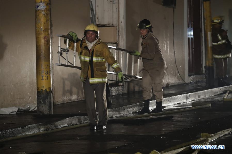 TEGUCIGALPA, 16 febrero, 2020 (Xinhua) -- Bomberos trabajan para apagar un incendio de locales comerciales en el centro de Tegucigalpa, Honduras, el 16 de febrero de 2020. Un incendio en el casco histórico de Tegucigalpa, capital de Honduras, arrasó cinco negocios la tarde del domingo, sin que se reportaran víctimas mortales, informó el Cuerpo de Bomberos. (Xinhua/Rafael Ochoa)