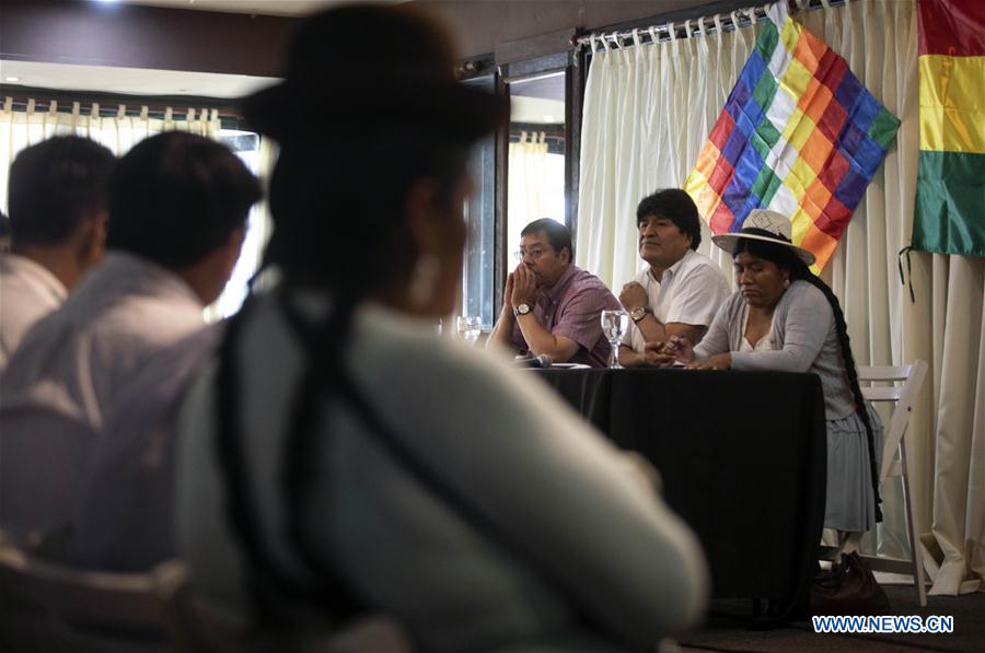 BUENOS AIRES, 17 febrero, 2020 (Xinhua) -- El dimisionario presidente de Boliva, Evo Morales (c-atrás), reacciona durante una reunión partidaria del Movimiento Al Socialismo (MAS), junto al candidato presidencial del MAS, Luis Arce (i-atrás), y a la Secretaria Nacional de Relaciones Internacionales del MAS, Juanita Ancieta (d-atrás), en la ciudad de Buenos Aires, capital de Argentina, el 17 de febrero de 2020. Morales abogó el lunes por la "unidad" del MAS de cara a las elecciones generales que el país andino realizará el próximo 3 de mayo. (Xinhua/Martín Zabala)