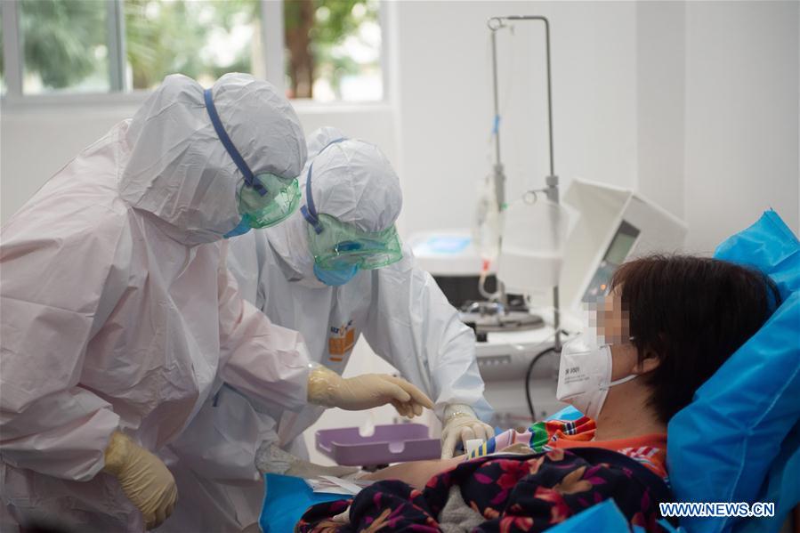 Una paciente curada de coronavirus dona plasma en el Centro de Sangre de Hainan, en Haikou, provincia de Hainan, en el sur de China, el 17 de febrero de 2020. Pacientes curados que estuvieron infectados con la enfermedad del nuevo coronavirus (COVID-19) son llamados a donar plasma ya que los resultados iniciales indicaron la efectividad de los productos terapéuticos derivados del plasma de convalecientes para curar a pacientes infectados en condiciones graves y críticas. Algunos pacientes recuperados consideran a la donación como una forma de retribuir a la sociedad después de recibir tratamiento oportuno y efectivo. (Xinhua/Zhang Liyun)