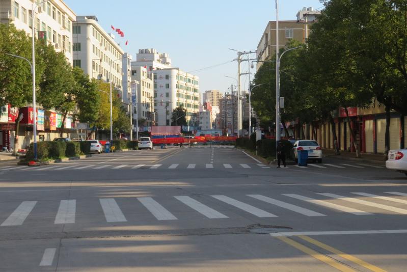 Una calle vacía en Wenzhou en medio del brote del coronavirus.  [Foto: proporcionada por Peter Bentley]