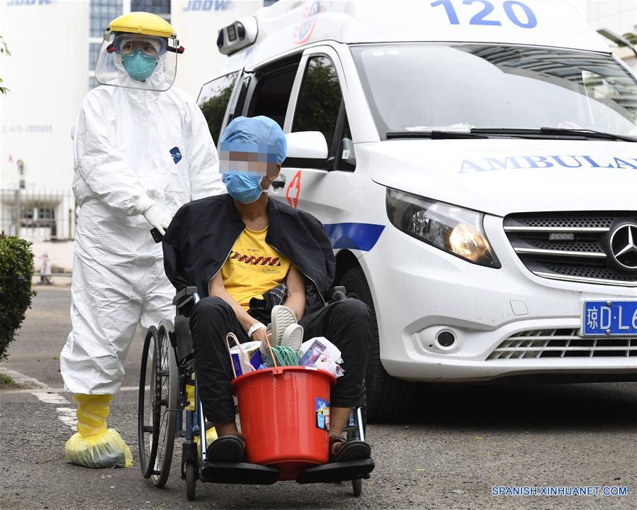 HAIKOU, 18 febrero, 2020 (Xinhua) -- Un paciente recuperado de coronavirus es dado de alta del Hospital Popular de Hainan, en Haikou, provincia de Hainan, en el sur de China, el 18 de febrero de 2020. Ocho pacientes que fueron infectados con el nuevo coronavirus, incluyendo dos en condición crítica, fueron dados de alta del hospital el martes después de recuperarse, en la provincia de Hainan, en el sur de China. (Xinhua/Yang Guanyu)