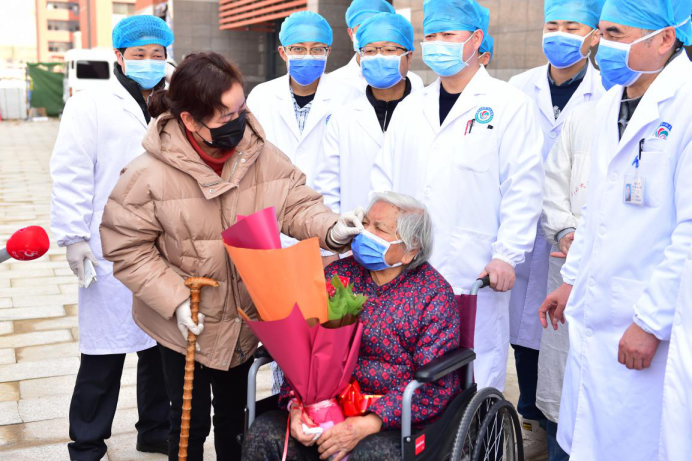 El 20 de febrero de 2020, una paciente de 90 a?os con neumonía por coronavirus, de apellido Liu, fue dada de alta con éxito del Primer Hospital Afiliado de la Universidad de Nanchang, en la provincia de Jiangxi. Yu Yunliang / vip.people.com.cn