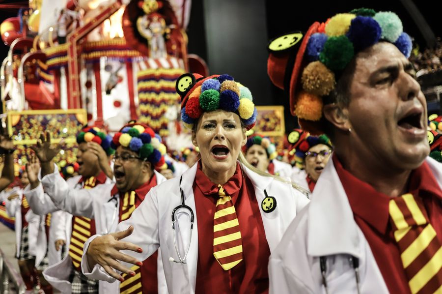 Miembros de la escuela de samba "Dragoes da Real" participan durante la primera noche de desfile de escuelas de samba del Carnaval, en Sao Paulo, Brasil, durante las primeras horas del 22 de febrero de 2020. (Xinhua/Rahel Patrasso)