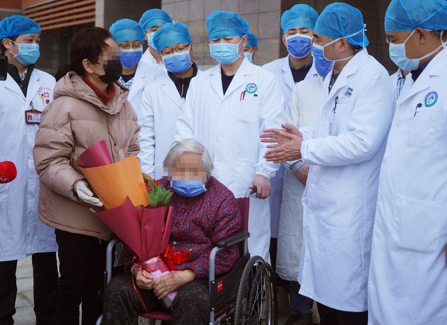 Trabajadores médicos dan consejos a la paciente curada, se?ora Liu (c-abajo), quien se recuperó de neumonía causada por el nuevo coronavirus en el Primer Hospital Afiliado a la Universidad de Nanchang, en Nanchang, provincia de Jiangxi, en el este de China, el 20 de febrero de 2020. (Xinhua/Wan Xiang)