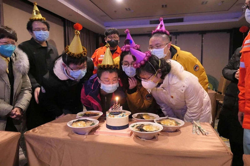 Wang Yong organiza voluntarios para adquirir un pastel de cumplea?os para los miembros del equipo de la salud de Shanghai que trabajan en Wuhan. ?[Foto: Xinmin Semanal]