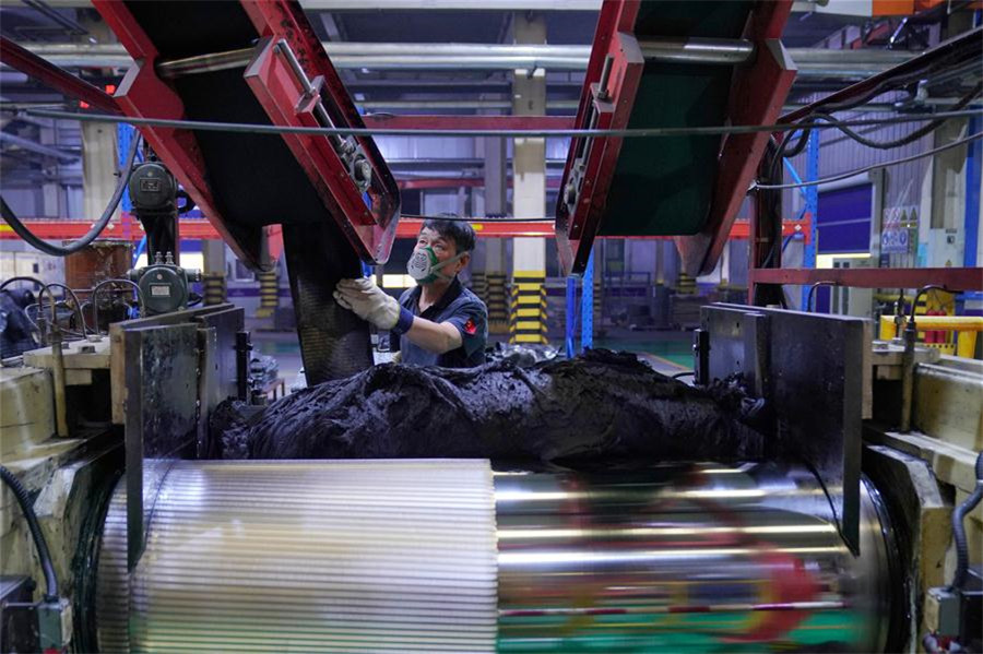 Un empleado trabaja en la línea de ensamblaje de Trelleborg Wheel System, empresa con capital extranjero, en Xingtai, provincia de Hebei, 24 de febrero del 2020. [Foto: Xinhua]