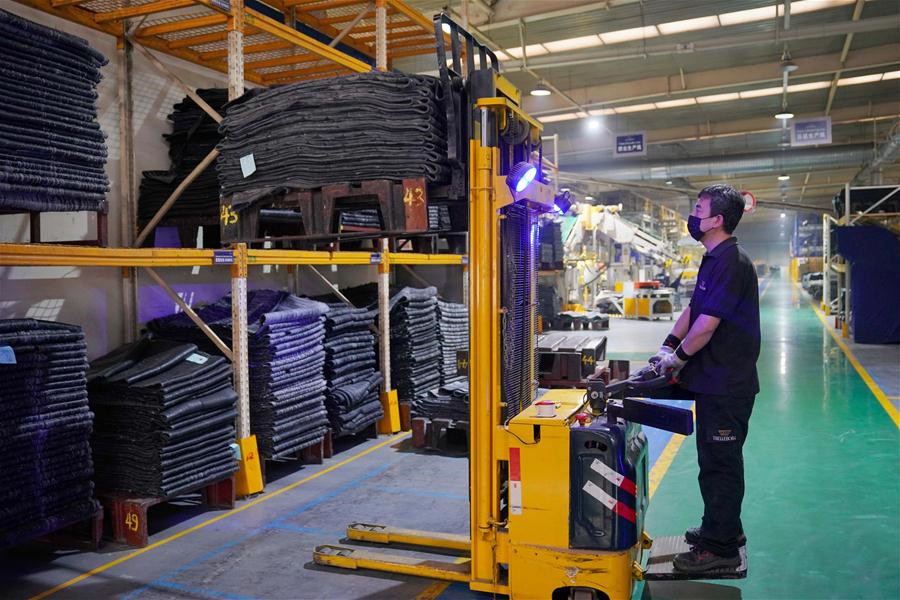 Un empleado entrega materias primas en Trelleborg Wheel System, empresa con capital extranjero, en Xingtai, provincia de Hebei, 24 de febrero del 2020. [Foto: Xinhua]